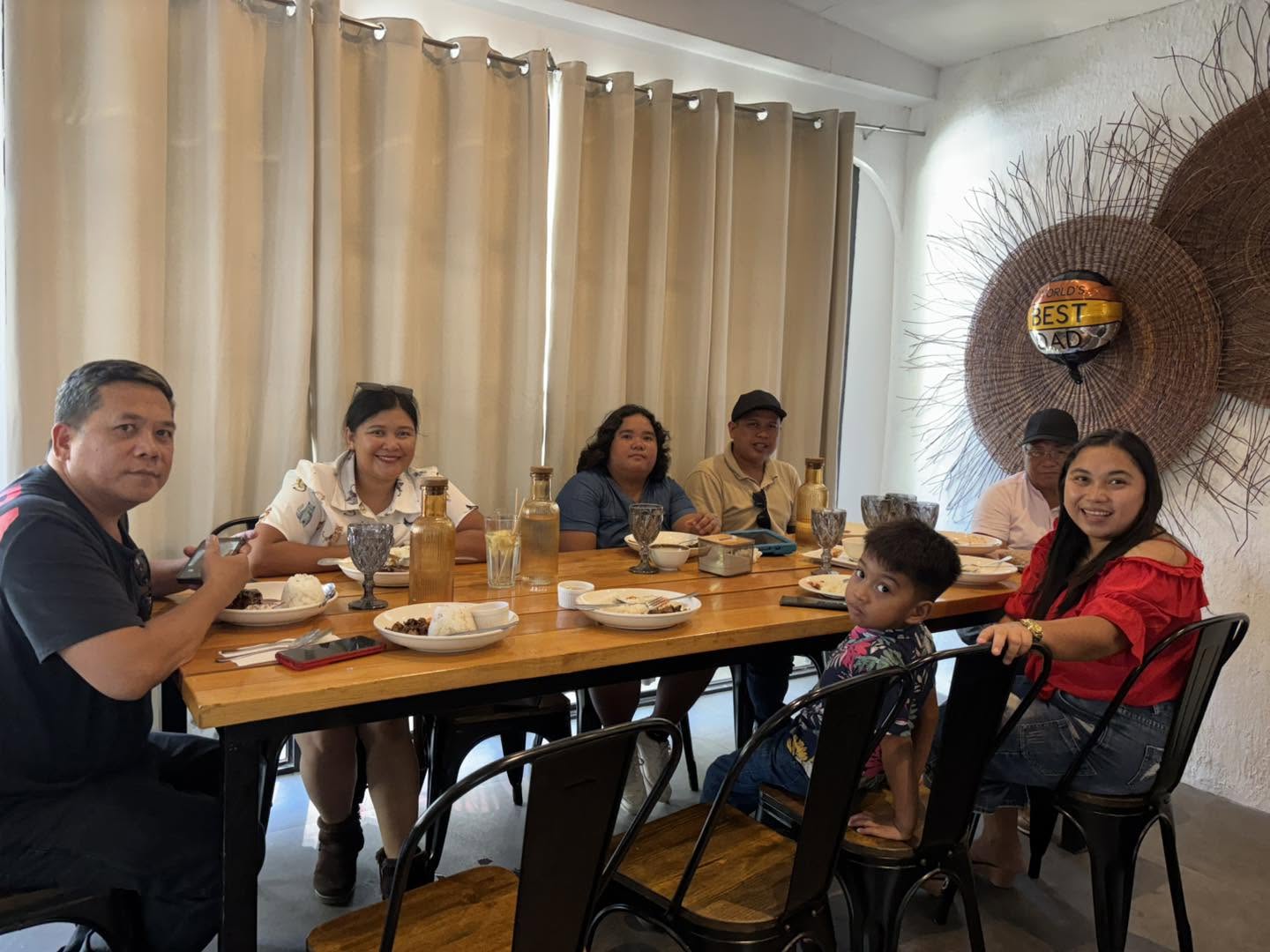 Friends and family dining together at Red Tomato Resto Farm